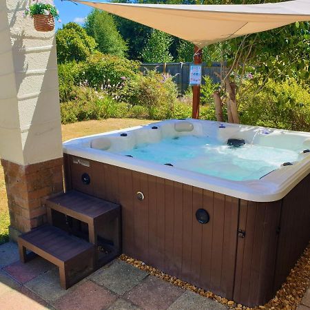 Lions Lodge: Great Location With Hot Tub Рингвуд Екстер'єр фото
