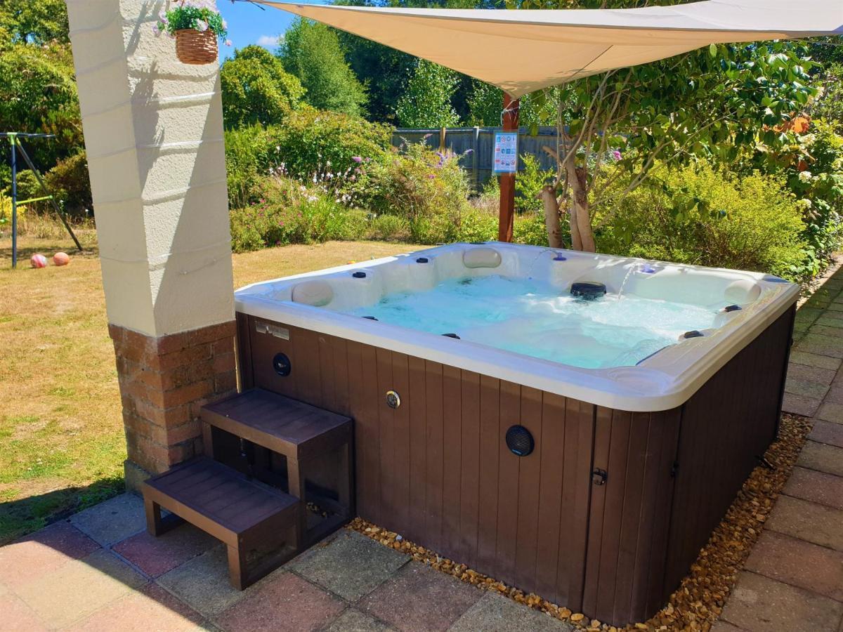 Lions Lodge: Great Location With Hot Tub Рингвуд Екстер'єр фото